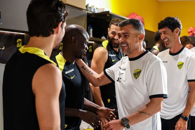 Sérgio Conceição cumprimenta Kanté num ambiente de boa disposição - Foto: Al Ittihad/X