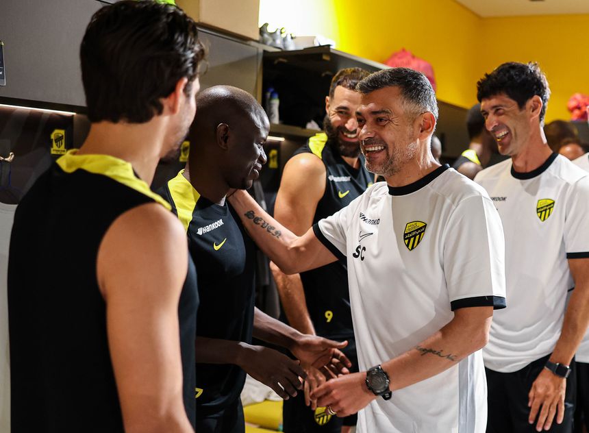 Sérgio Conceição cumprimenta Kanté num ambiente de boa disposição - Foto: Al Ittihad/X