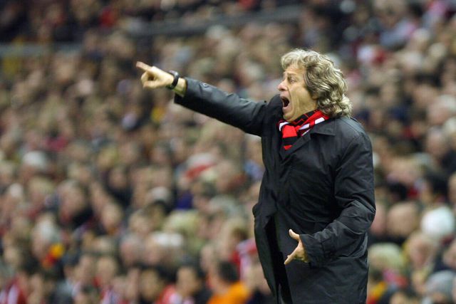 Jorge Jesus no banco do Benfica, num jogo frente ao Liverpool, em 2009/10 - Foto: A BOLA