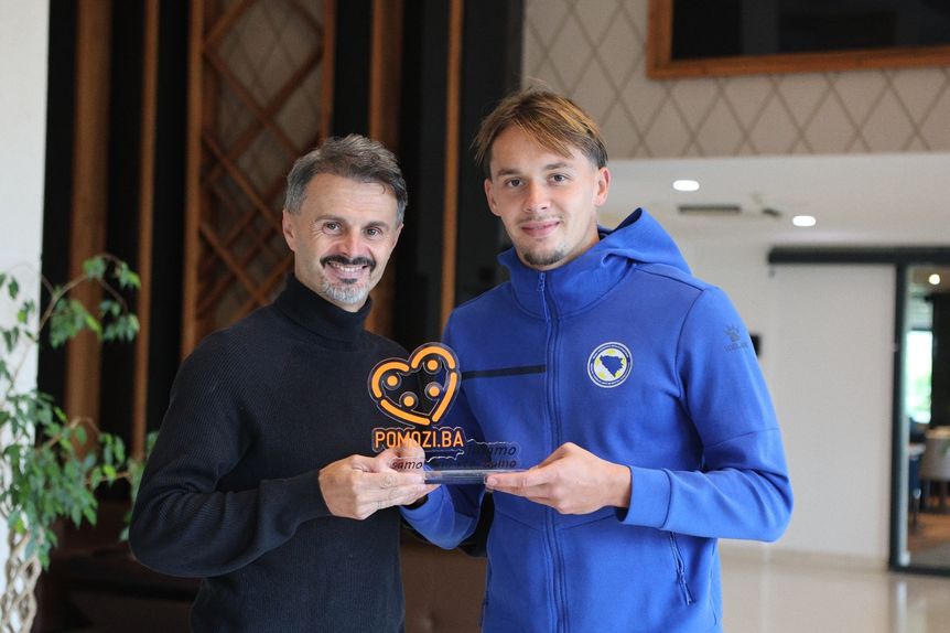 Dedic recebe prémio por apoiar causas sociais na Bósnia e Herzegovina - Foto: Federação de Futebol da Bósnia e Herzegovina