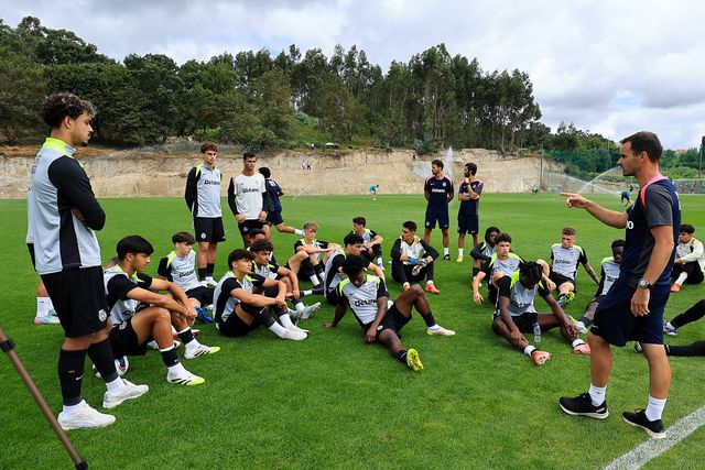 João Gião 'agarrou' os jogadores desde o primeiro 
dia e a relação de cumplicidade tem sido um ponto 
forte no trabalho desenvolvido diariamente - Foto: SPORTING CP