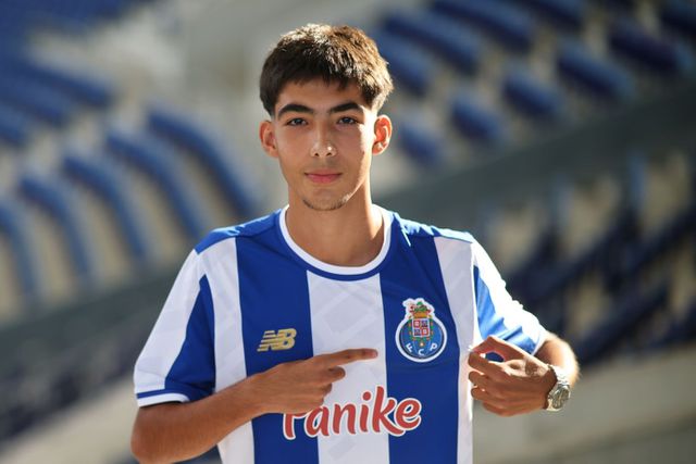 Rodrigo Barge continua a vestir de azul e branco - FOTO: FC Porto