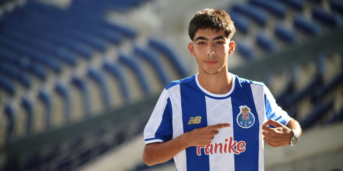 Rodrigo Barge continua a vestir de azul e branco - FOTO: FC Porto