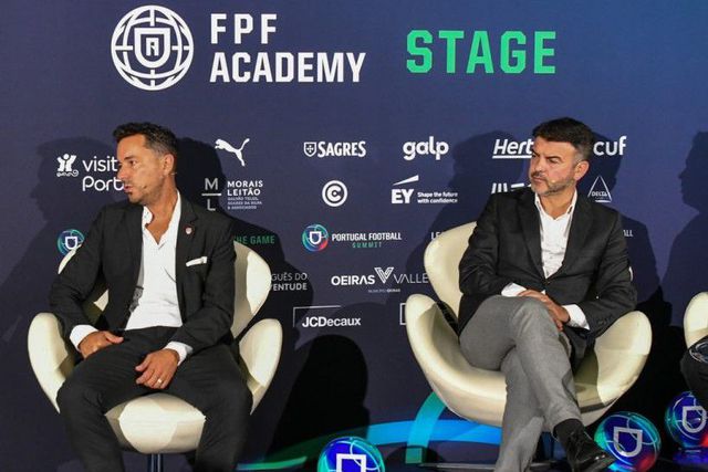 Klauss Câmara (esq.) no Portugal Football Summit. - Foto: SANTA CLARA