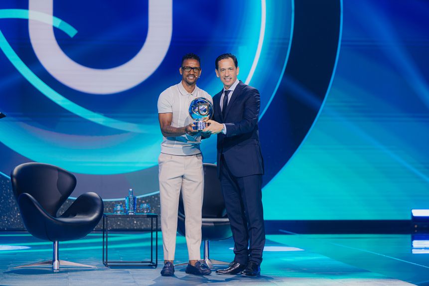 Nani a receber um prémio (lembrança) de Pedro Proença - Foto: Portugal Football Summit