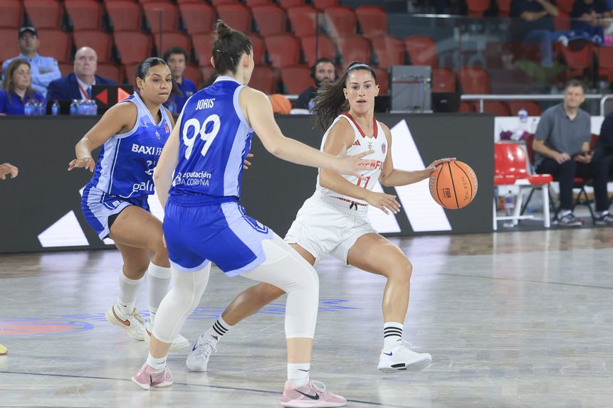 Joana Soeiro, base do Benfica, em ação no jogo contra o Baxi Ferrol, da EuroTaça (FIBA)