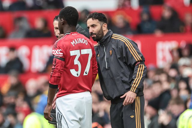 Mainoo ouve indicações de Ruben Amorim