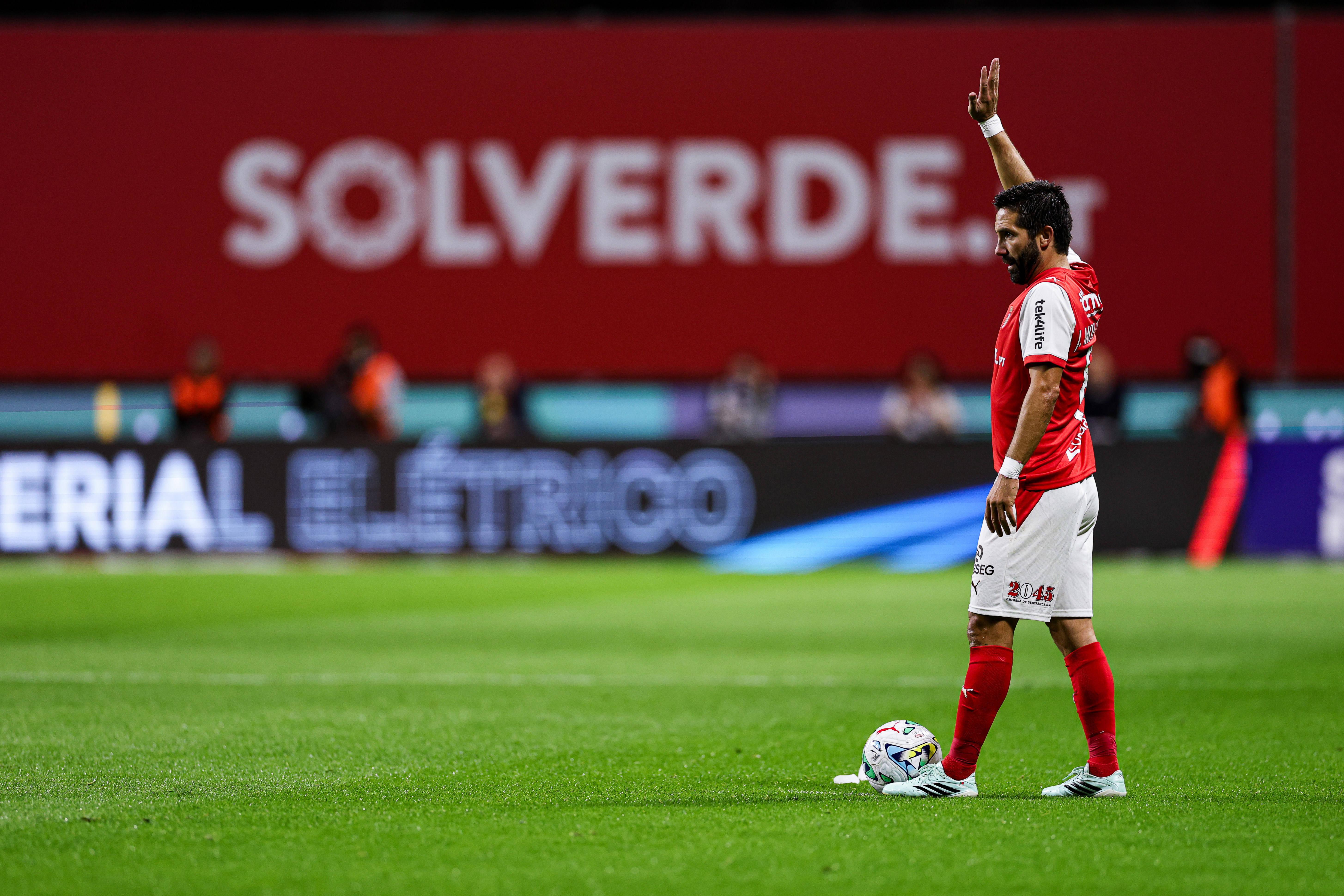 João Moutinho prepara-se para marcar um livre. Foto: IMAGO (SC Braga-Sporting)