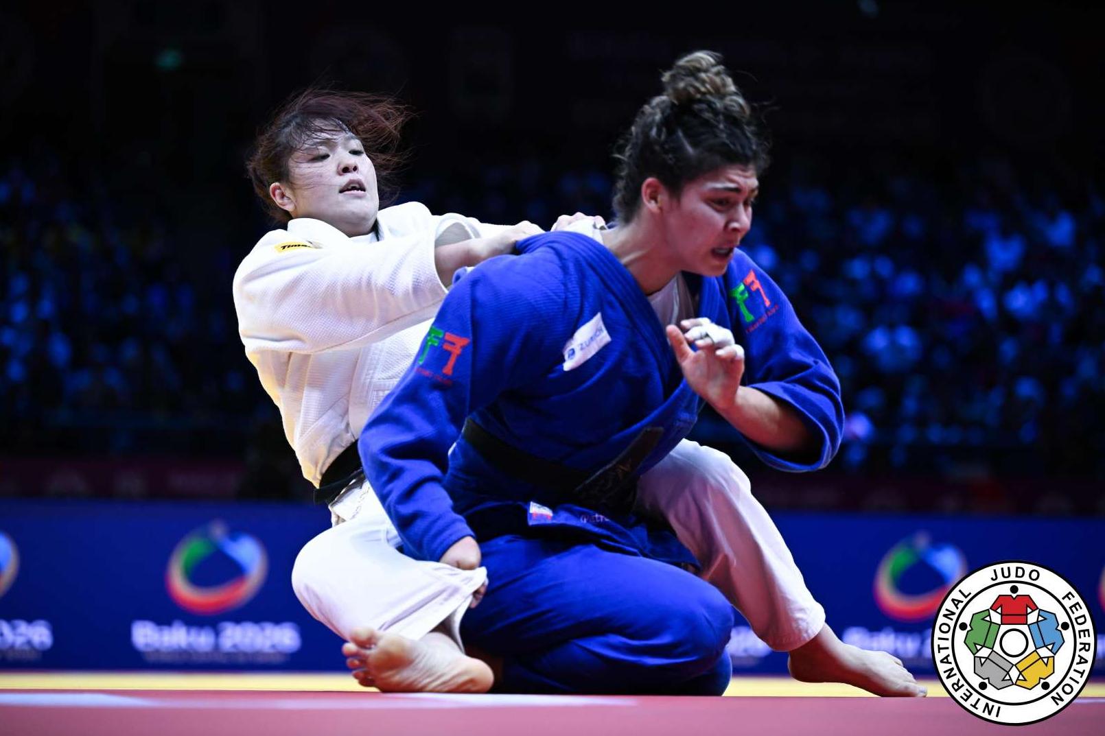 Patrícia Sampaio (de azul) no combate pelo bronze no Mundial de Baku (foto IJF)