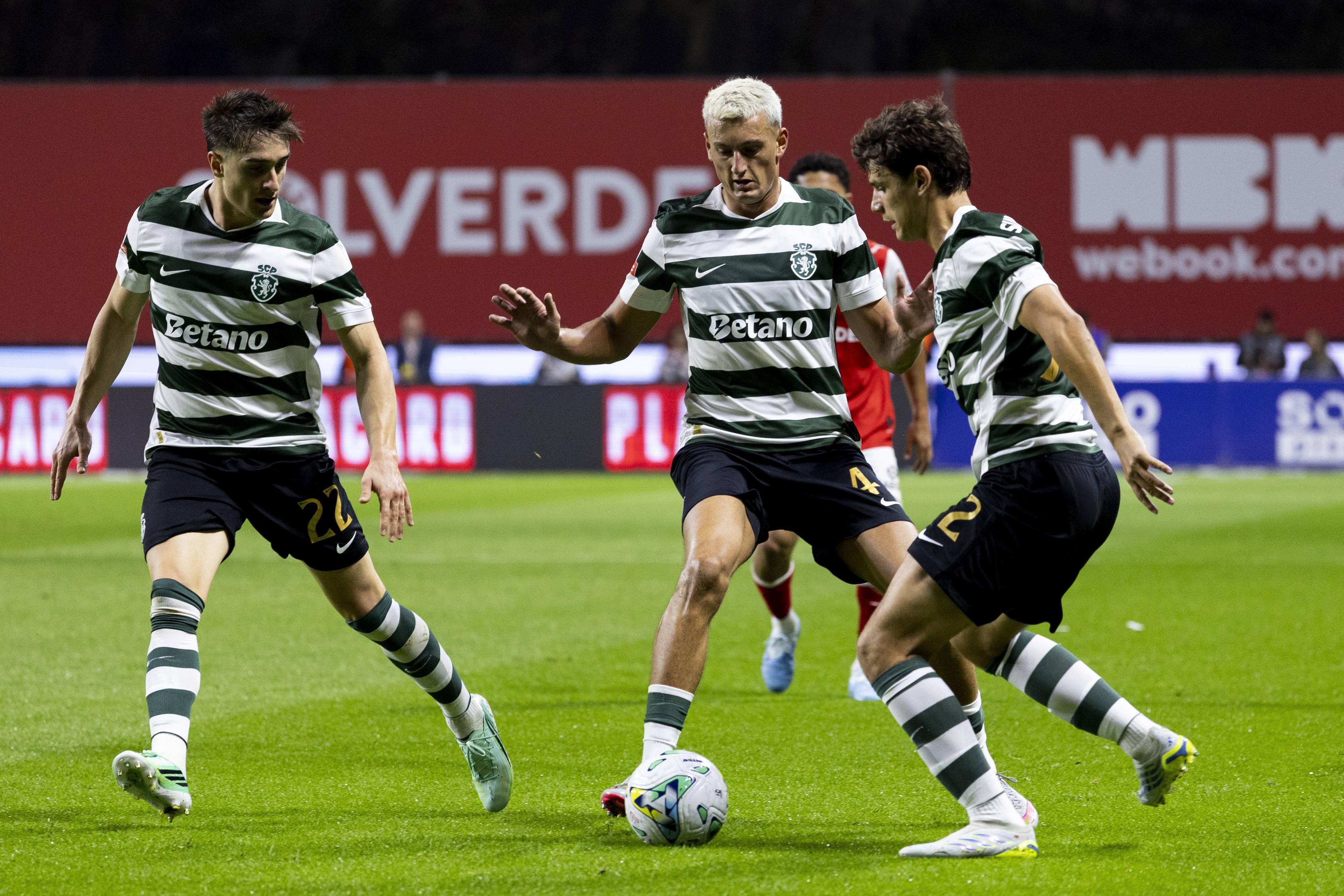 Quaresma, Silas Andersen e Fresneda controlam a bola.