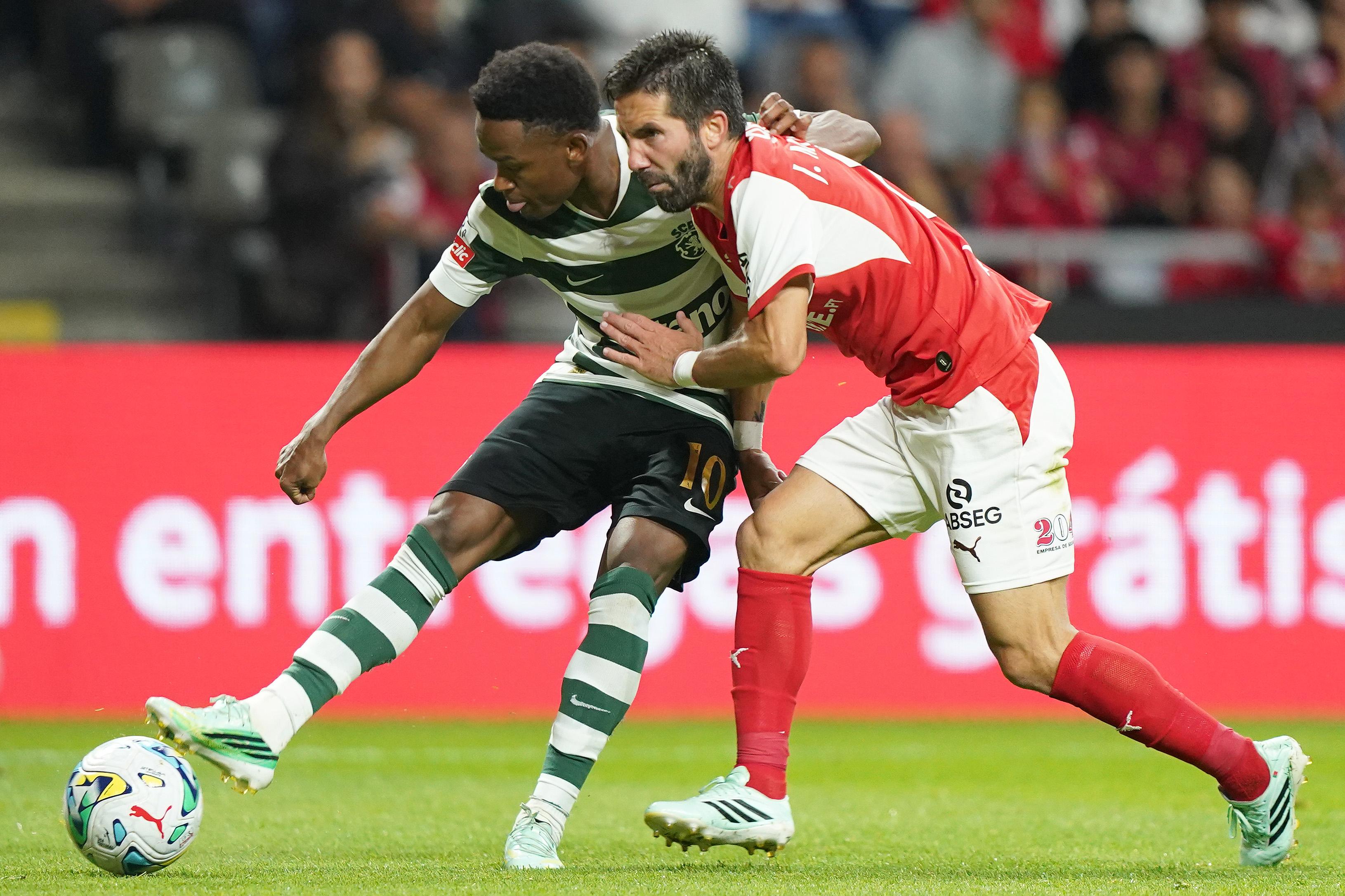 Duelo entre Geny e João Moutinho. Foto: Hugo Delgado/LUSA (SC Braga-Sporting)