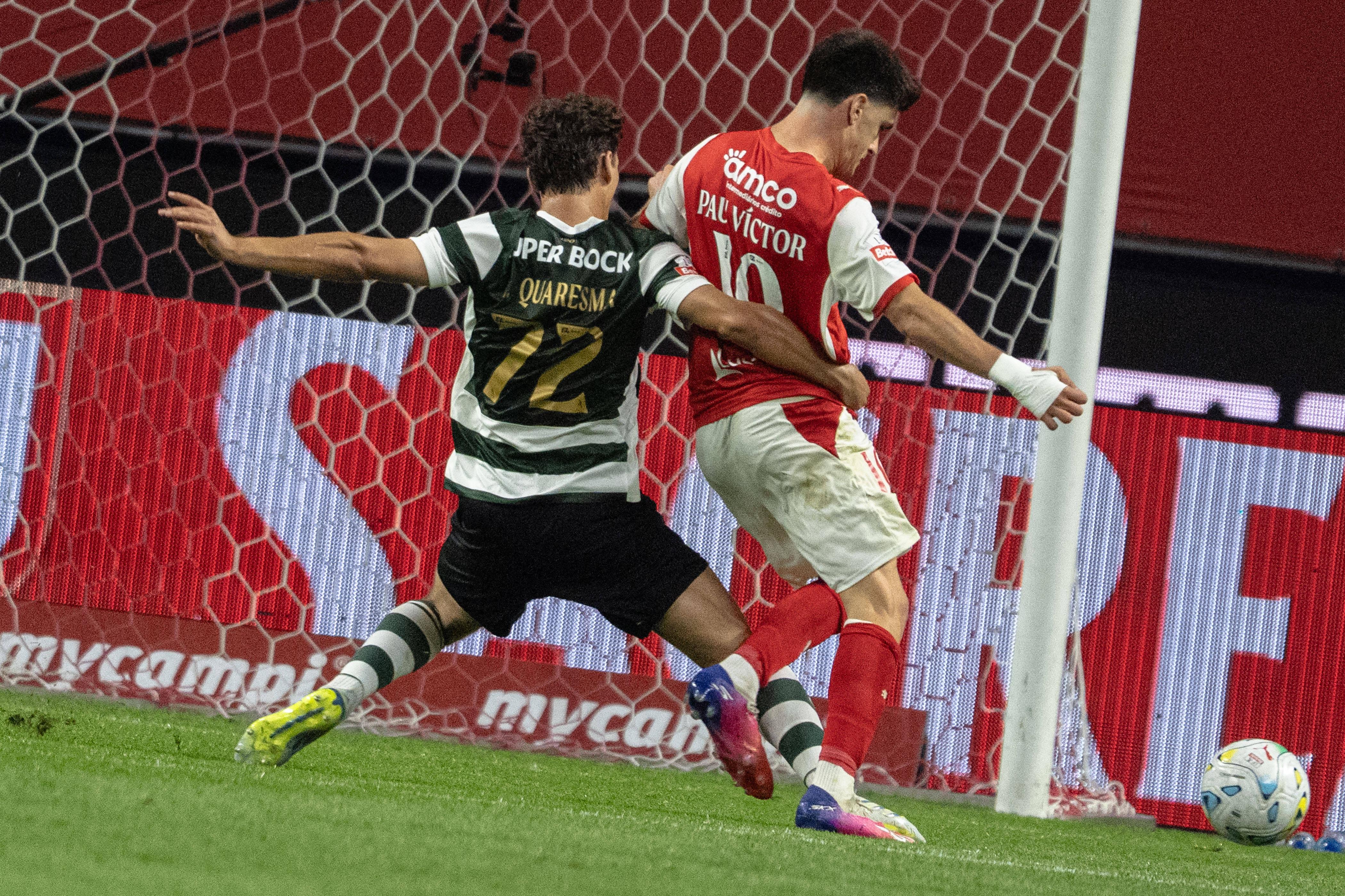 Quaresma corta o remate a Pau Victor.