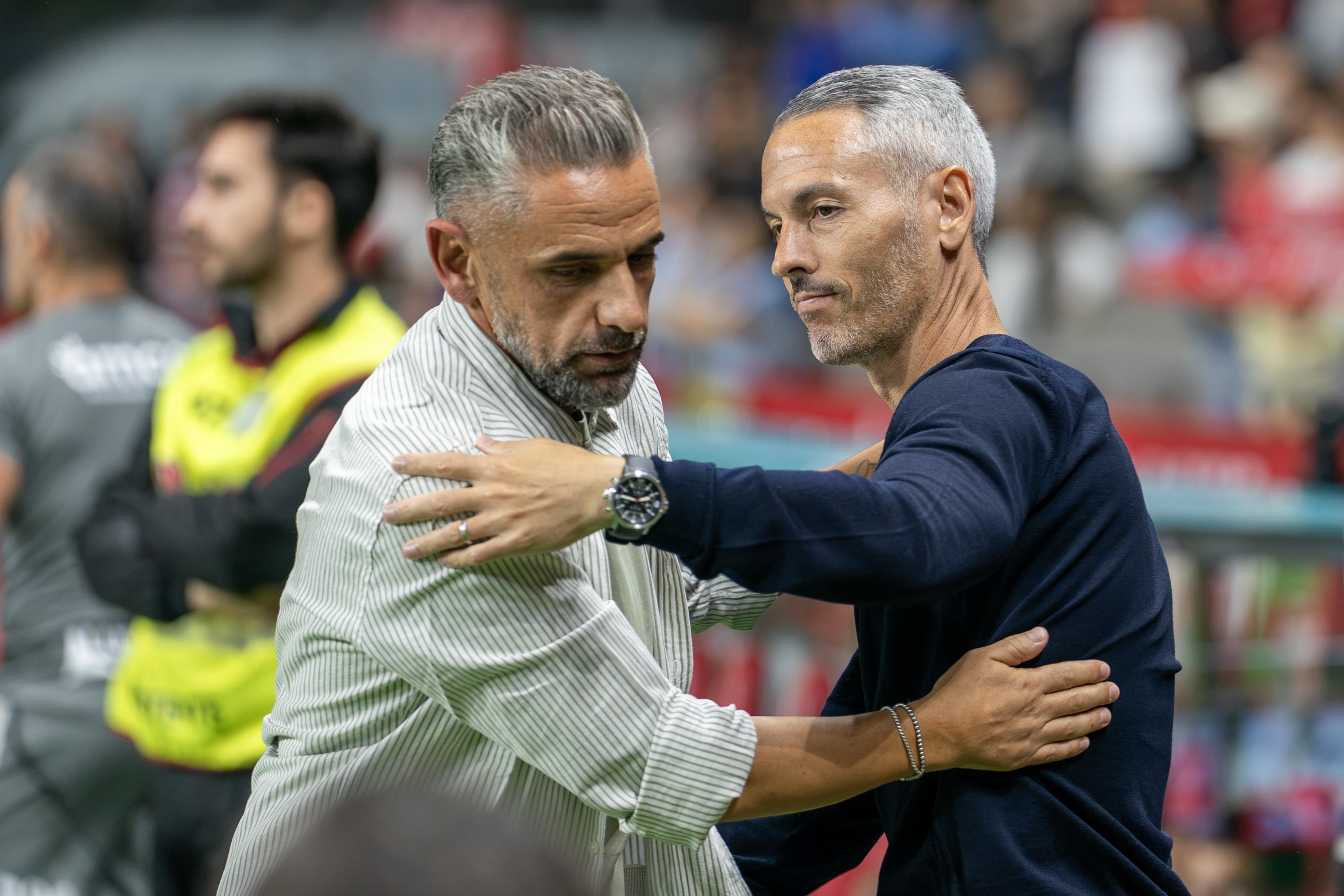 Rui Borges e Vicens cumprimentam-se. Foto: Hugo Delgado/LUSA (SC Braga-Sporting)