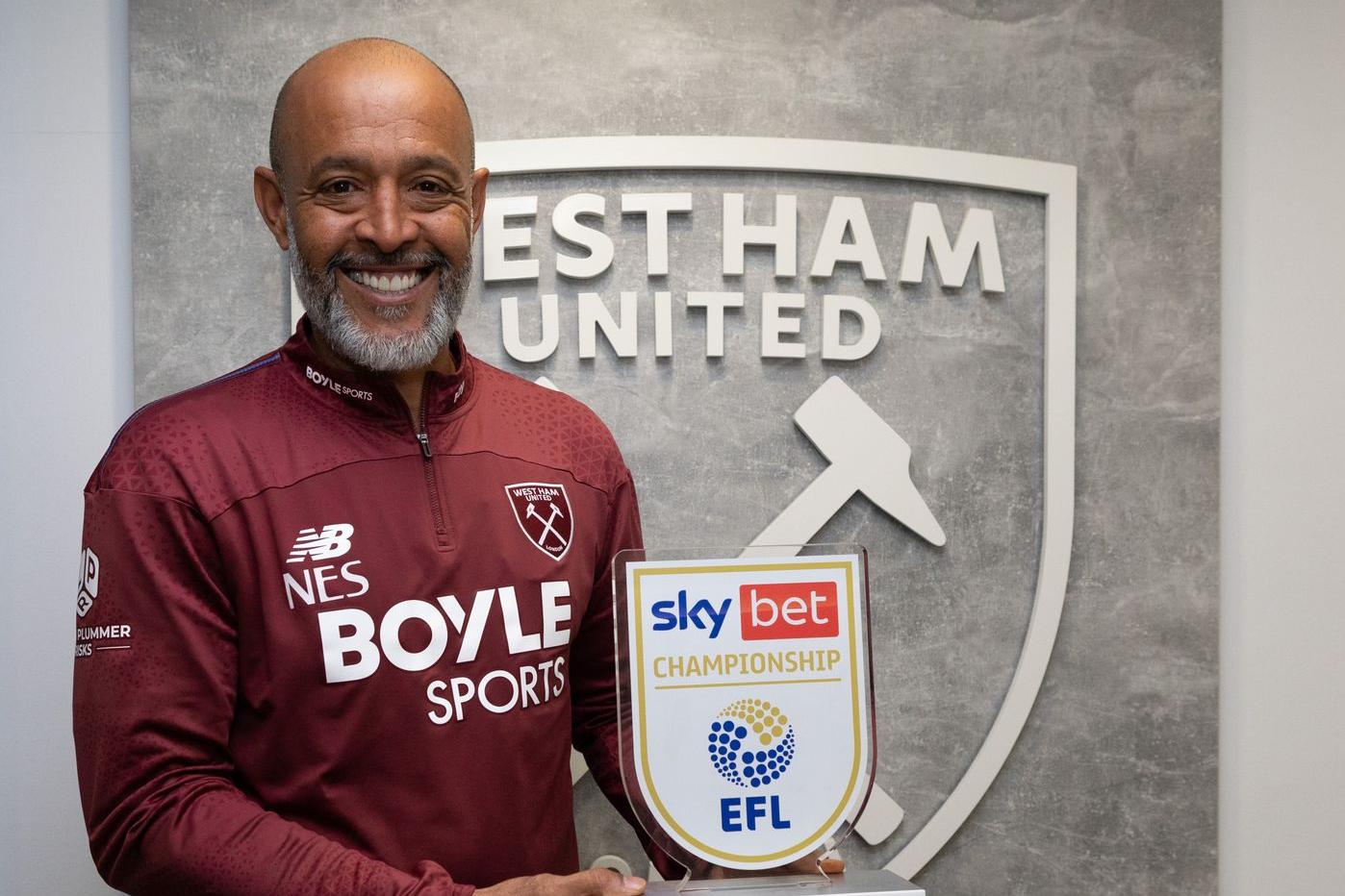 Nuno Espírito Santo com a distinção - Foto: EFL Championship