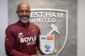 Nuno Espírito Santo com a distinção - Foto: EFL Championship
