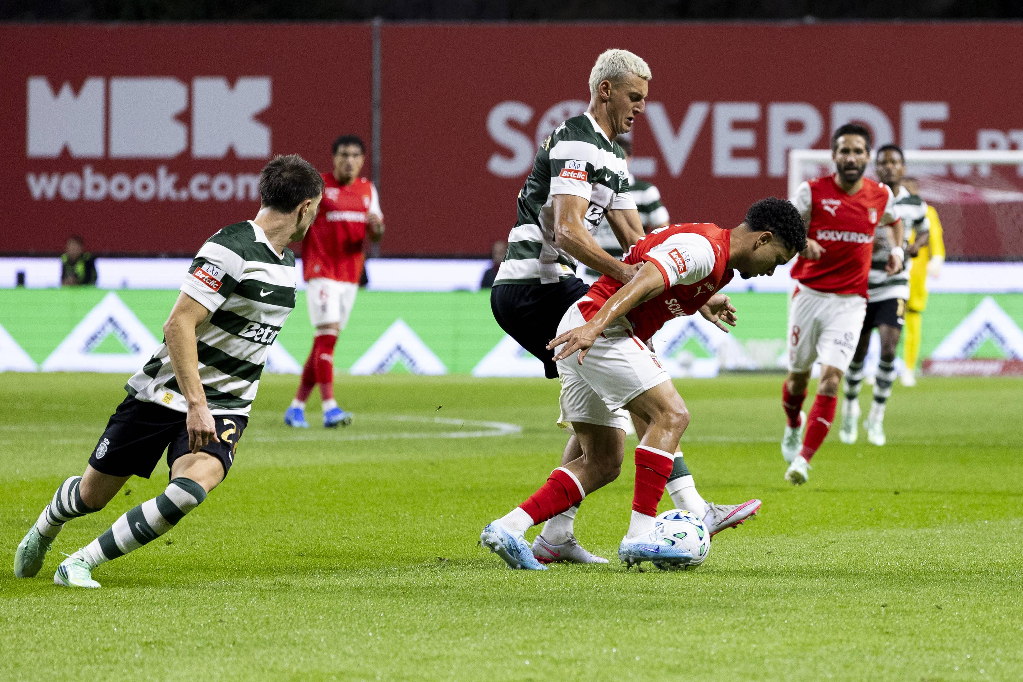 Silas Andersen em duelo com Gabriel Silva.