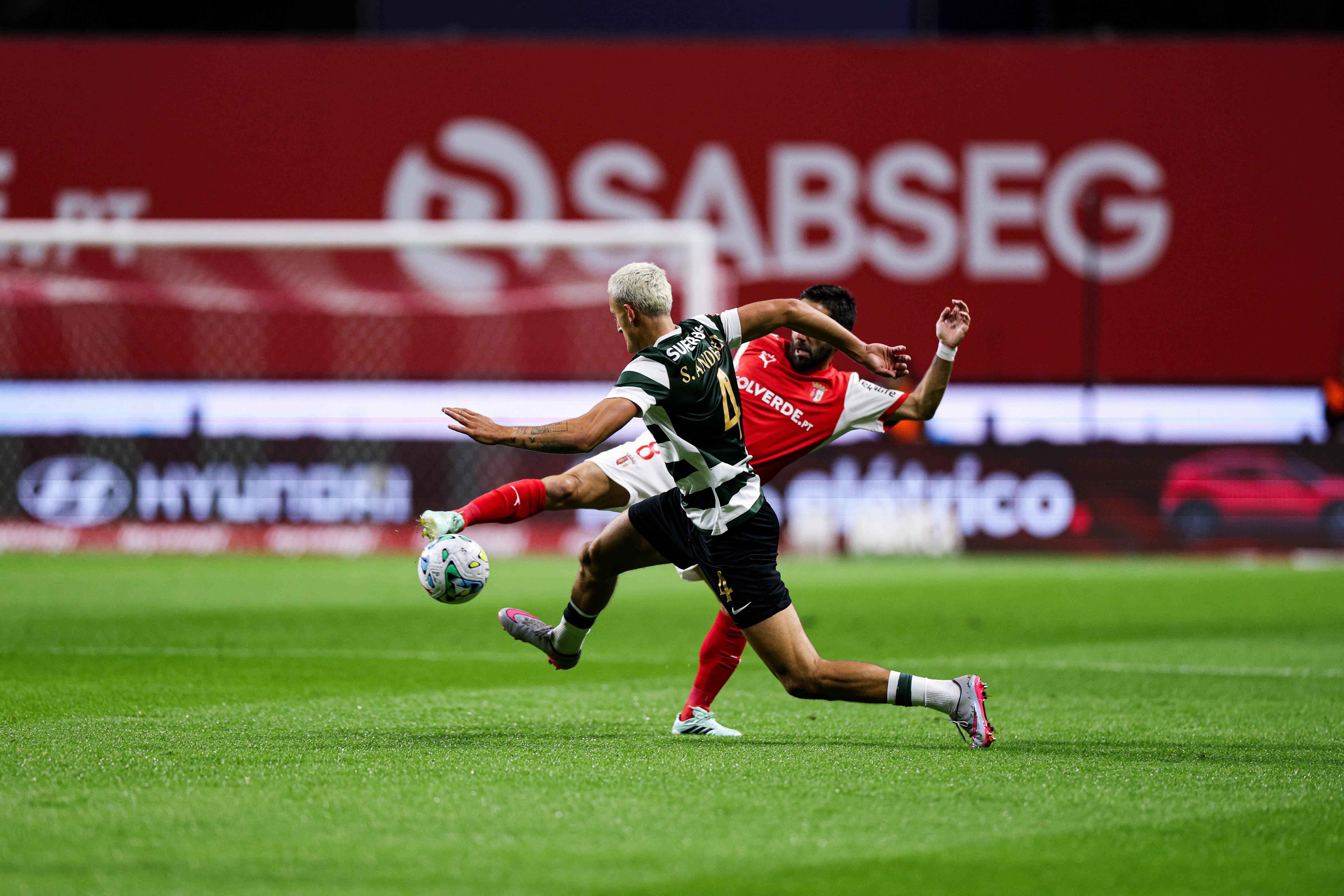 Silas Andersen e Moutinho em duelo. Foto: IMAGO (SC Braga-Sporting)