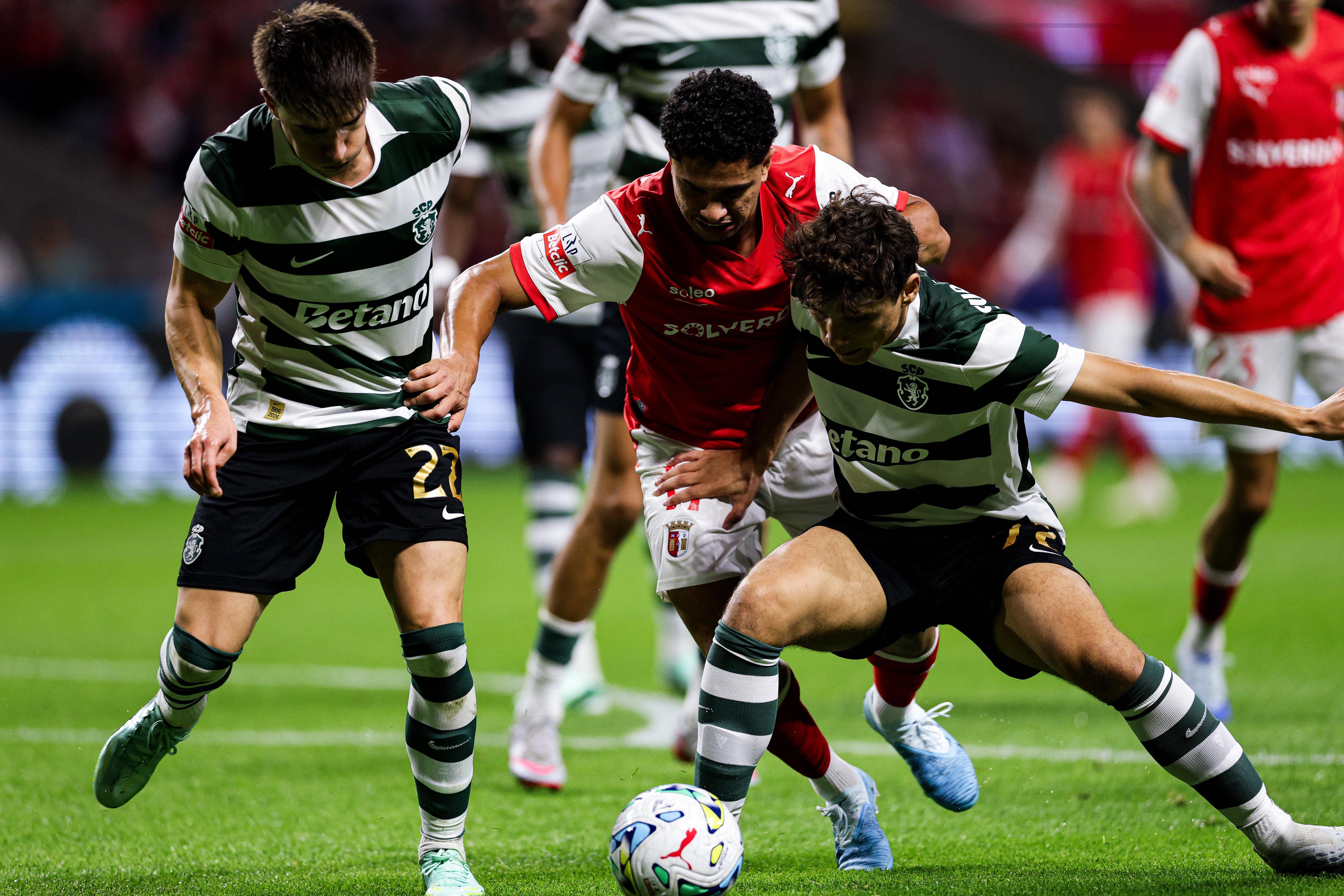 Duelo intenso pelo esférico. Foto: IMAGO (SC Braga-Sporting)