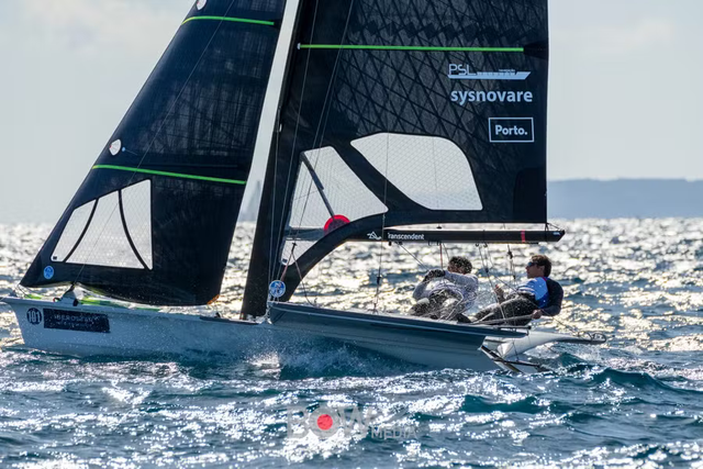 Vela: Dupla Pedro Costa e João Bolina sobe à 7.ª posição no Europeu de 49er