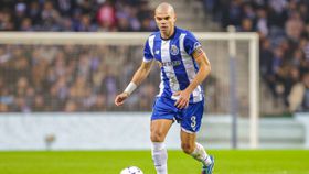 Pepe e Diogo Gonçalves na equipa da semana da Champions League