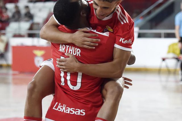 Águias goleiam em ritmo de cruzeiro