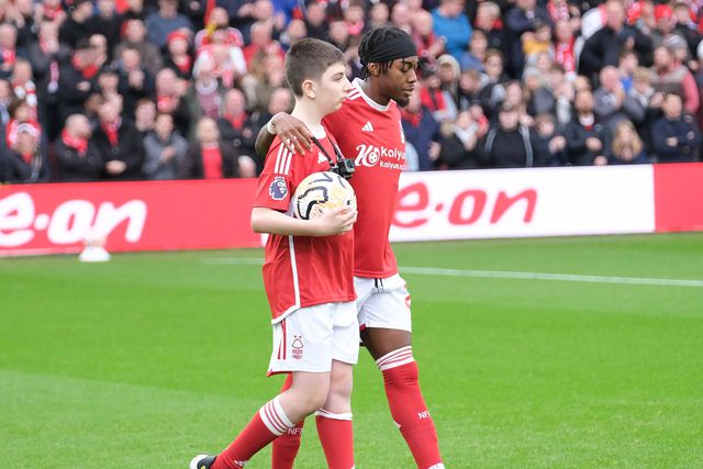 Jovem fã autista do Nottingham Forest conheceu instalações e jogadores do clube