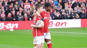Jovem fã autista do Nottingham Forest conheceu instalações e jogadores do clube