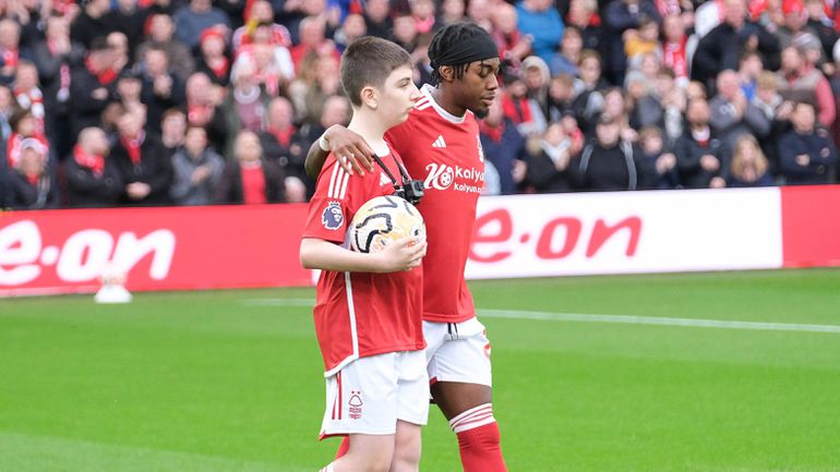 Jovem fã autista do Nottingham Forest conheceu instalações e jogadores do clube