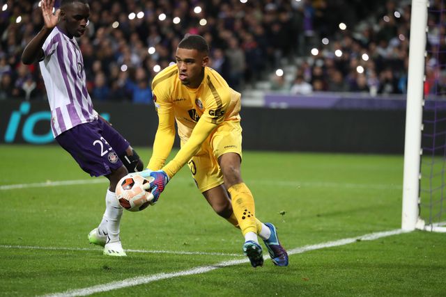 Guarda-redes do Toulouse lidera claque após vitória frente ao Liverpool