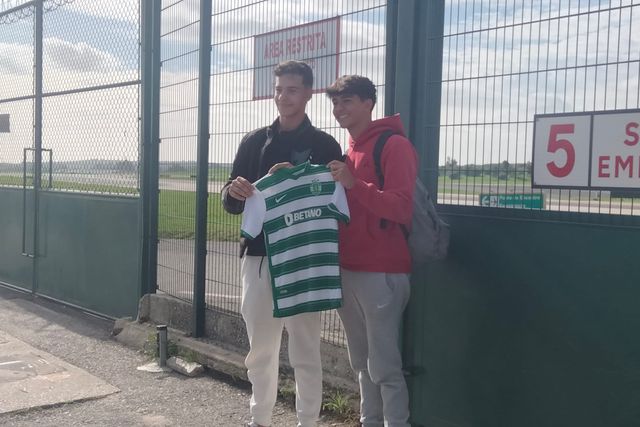 De regresso a Lisboa, Benfica é recebido por... dois adeptos do Sporting