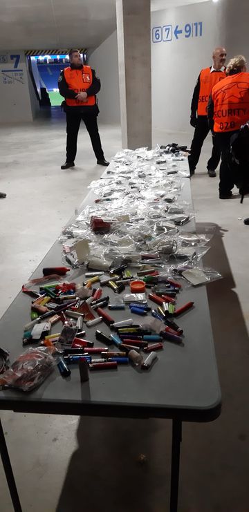 Fotos: o material confiscado aos adeptos do Benfica no estádio da Real Sociedad