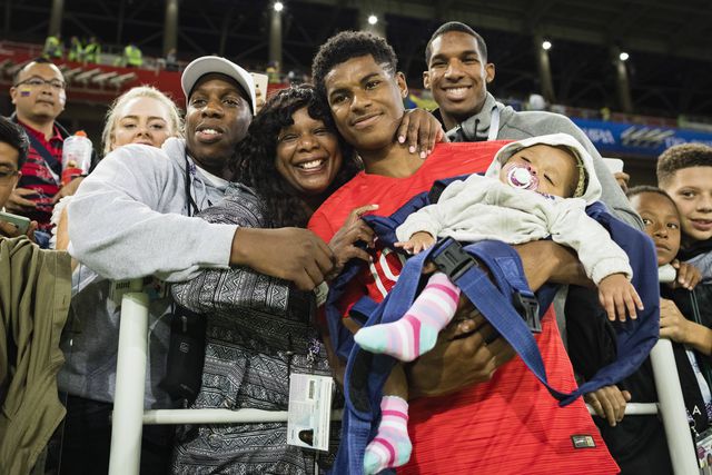 Irmão e empresário de Marcus Rashford preso por violência doméstica