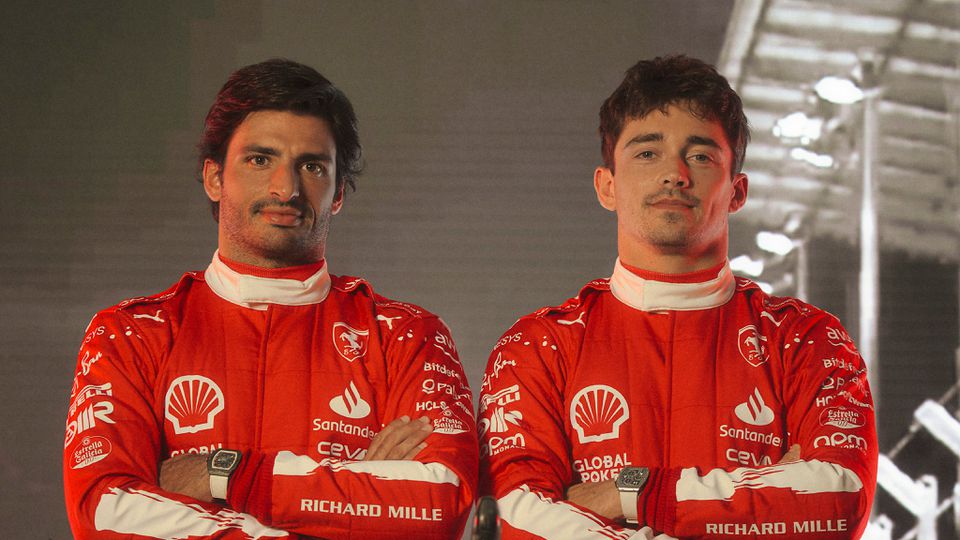 Leclerc e Sainz já viram novo carro da Ferrari: «É vermelho... como era esperado» (vídeo)