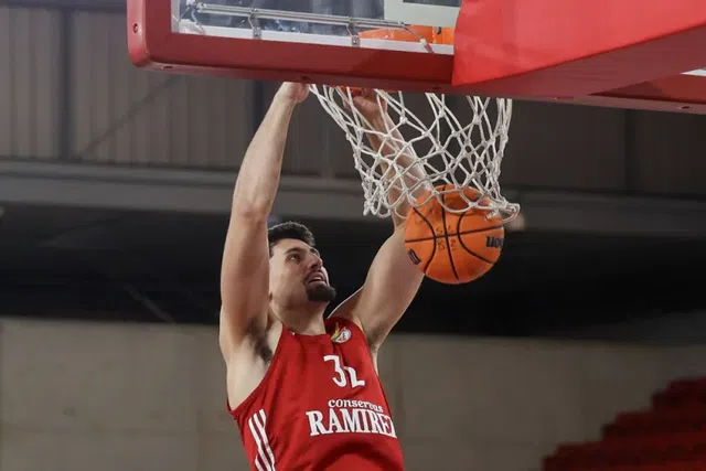 Benfica vence em Esgueira e é líder
