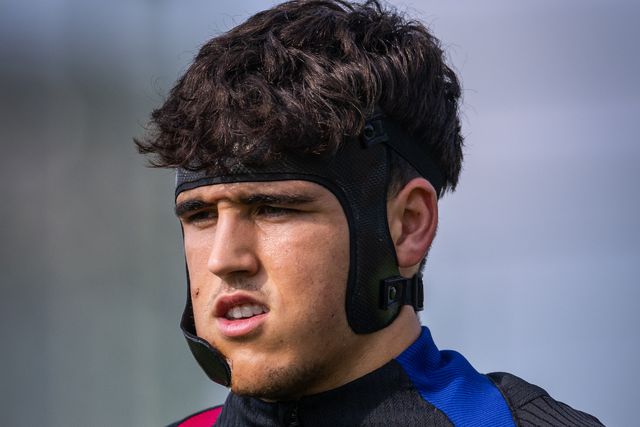 10 pontos na cara depois, Cubarsí foi ao treino assim