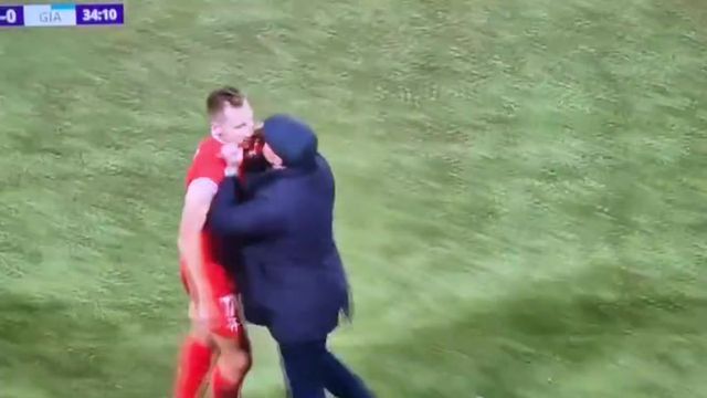 Itália: jogador é expulso e treinador perde a cabeça