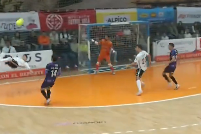 VÍDEO: monumental golaço de bicicleta em Espanha