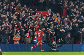 Liverpool bate Aston Villa e já é líder da Premier League com cinco pontos de vantagem