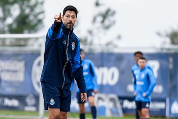 Vítor Bruno orienta treino do FC Porto esta segunda-feira no Olival