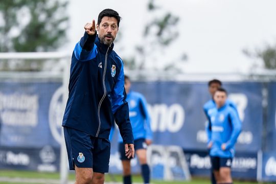 Vítor Bruno orienta treino do FC Porto esta segunda-feira no Olival