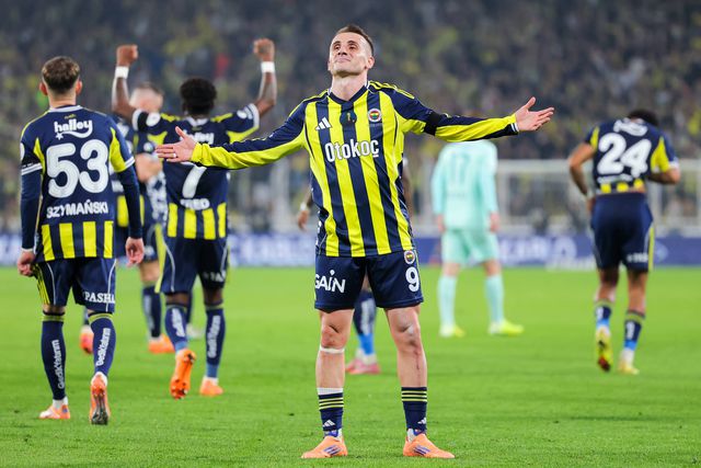 Kerem Akturkoglu, avançado do Fenerbahce, festeja após marcar ao Kayserispor