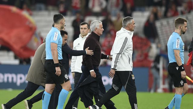 Mário Branco expulso no final do Benfica-Casa Pia - Foto: Sérgio Miguel Santos
