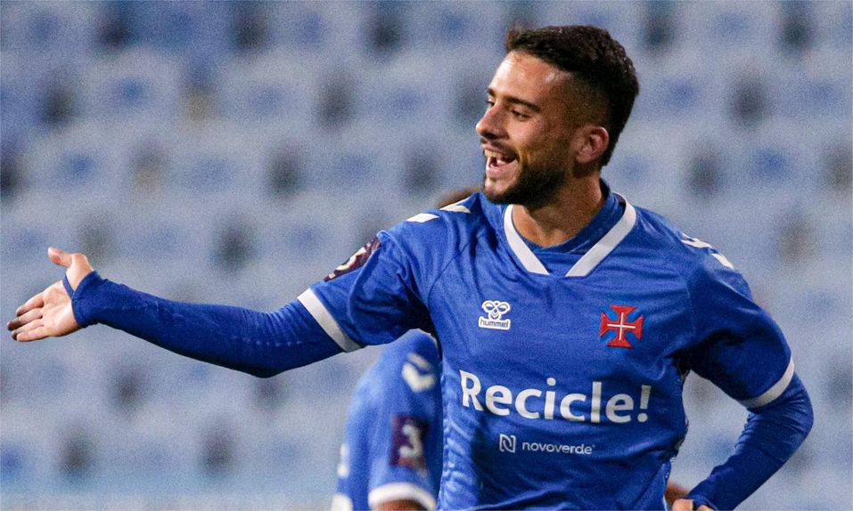 O Belenenses venceu o Mafra com recurso a um penálti (polémico) e ultrapassou o Mafra na liderança da Série B da Liga 3. Foto: CF Os Belenenses