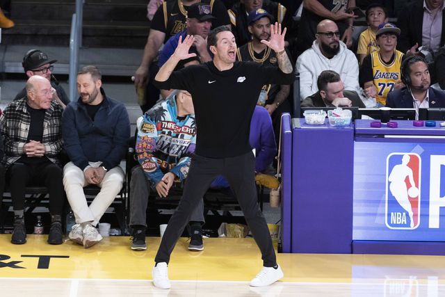 JJ Redick abandona a conferência visivelmente irritado