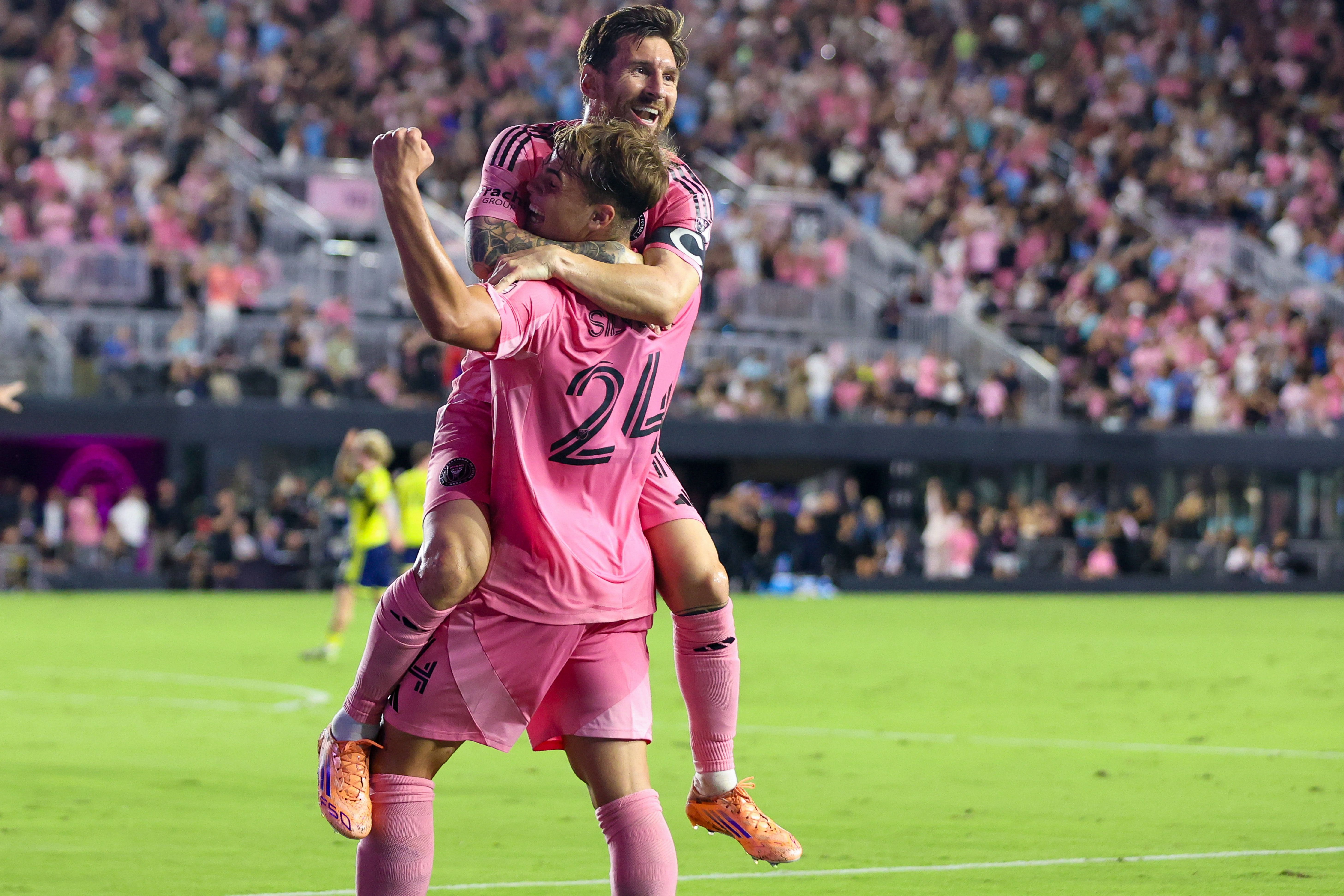 Lionel Messi festeja com Mateo Silvetti mais um golo pelo Inter Miami
