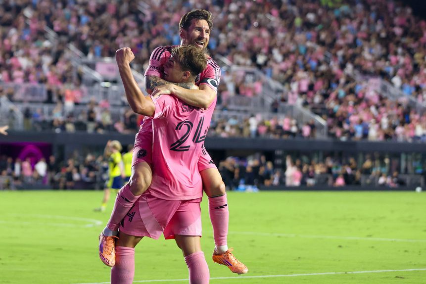 Lionel Messi festeja com Mateo Silvetti mais um golo pelo Inter Miami