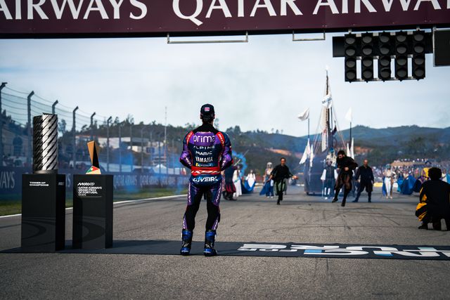 Miguel Oliveira foi homenageado antes da corrida. Foto André Carvalho/ABOLA