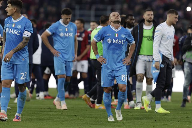 Desalento dos jogadores do Nápoels após derrota com o Bolonha (IMAGO)