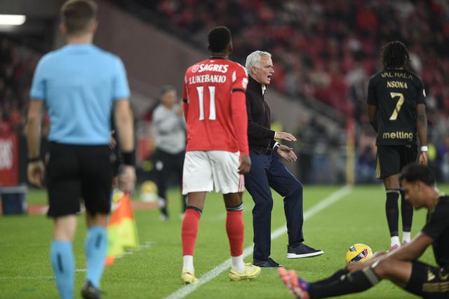 José Mourinho, treinador do Benfica, durante o jogo com o Casa Pia - Foto Sérgio Miguel Santos