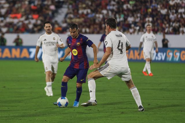 Saviola bisou pelas lendas do Barcelona em El Salvador